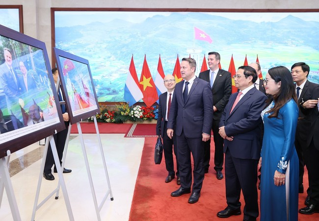 Thủ tướng Phạm Minh Chính và Thủ tướng Luxembourg tham quan Trưng bày ảnh của Thông tấn xã Việt Nam - Ảnh 2.