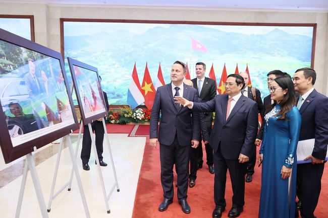 Thủ tướng Phạm Minh Chính và Thủ tướng Luxembourg tham quan Trưng bày ảnh của Thông tấn xã Việt Nam - Ảnh 1.