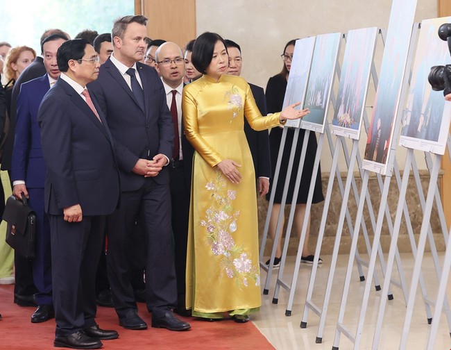 Thủ tướng Phạm Minh Chính và Thủ tướng Luxembourg tham quan Trưng bày ảnh của Thông tấn xã Việt Nam - Ảnh 4.