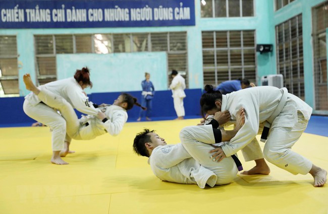 Các võ sỹ đội tuyển Jujitsu tích cực tập luyện chuẩn bị cho giải vô địch châu Á và SEA Games 32. (Ảnh: Hoàng Hiếu/TTXVN)