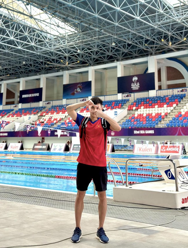 Độc lạ phong cách xem khai mạc SEA Games 32 của hotboy tuyển bơi Việt Nam - Ảnh 2.