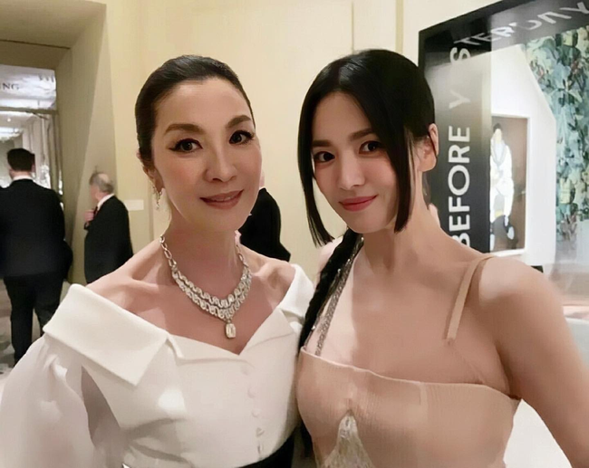 Song Hye Kyo và Dương Tử Quỳnh đọ sắc ở Met Gala: Đừng để ai nói bạn già xấu và hết thời! - Ảnh 1.