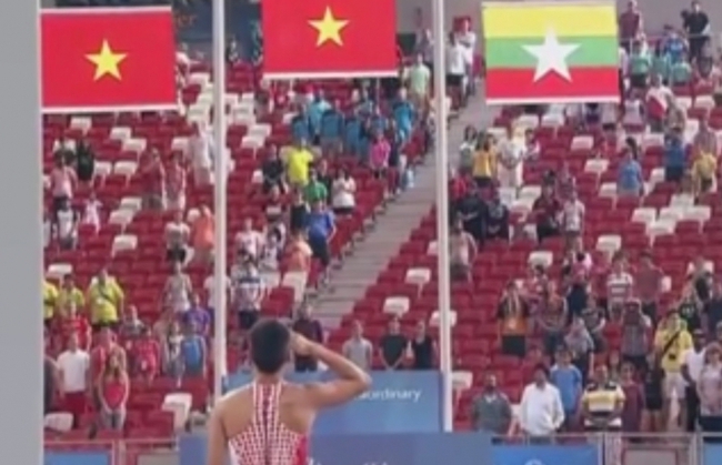 Hình ảnh vận động viên đứng lại chào cờ khi đang thi đấu vì quốc ca vang lên gây bão mạng xã hội - Ảnh 3.