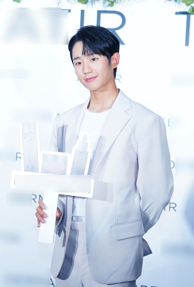 Jung Hae In đây rồi: Đẹp hoàn hảo chấp cả cam thường, nụ cười ngọt ngào đốn trọn trái tim fan - Ảnh 4.