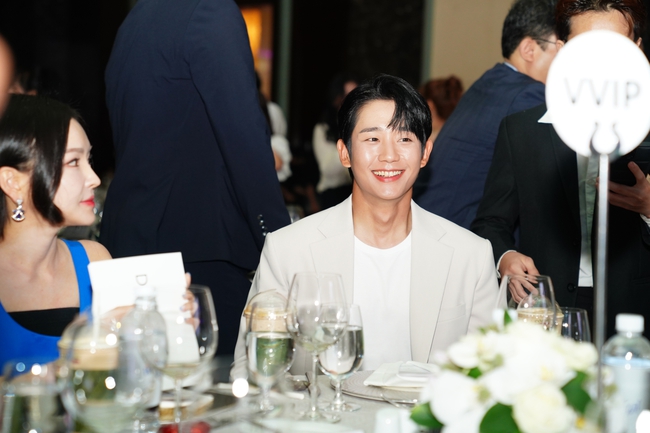 Jung Hae In đây rồi: Đẹp hoàn hảo chấp cả cam thường, nụ cười ngọt ngào đốn trọn trái tim fan - Ảnh 3.