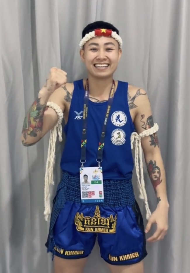 VĐV Việt Nam mồ hôi chảy ròng vì ép cân, hé lộ trang phục độc lạ khi tham dự Kun Khmer tại SEA Games 32 - Ảnh 1.
