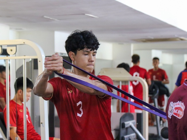 Cầu thủ U22 Việt Nam méo mặt tập thể lực chuẩn bị đấu U22 Malaysia - Ảnh 2.