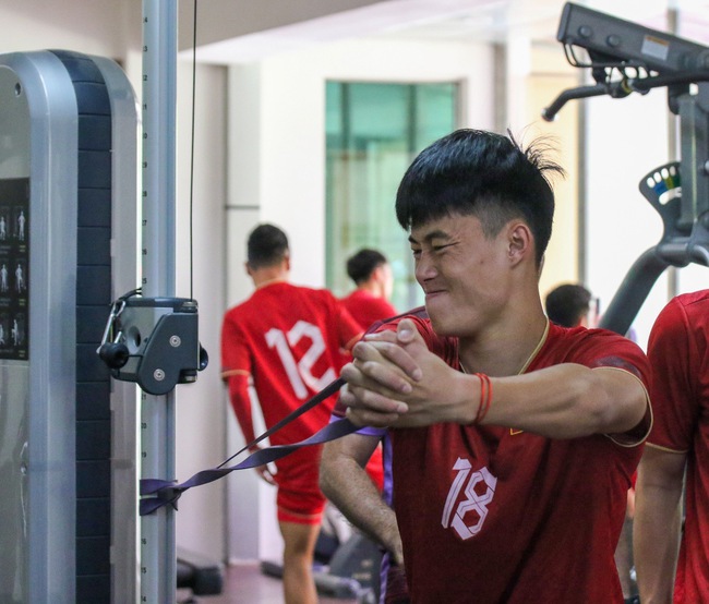 Cầu thủ U22 Việt Nam méo mặt tập thể lực chuẩn bị đấu U22 Malaysia - Ảnh 1.