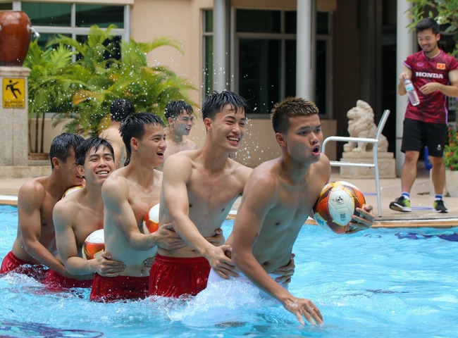 Cầu thủ U22 Việt Nam méo mặt tập thể lực chuẩn bị đấu U22 Malaysia - Ảnh 6.