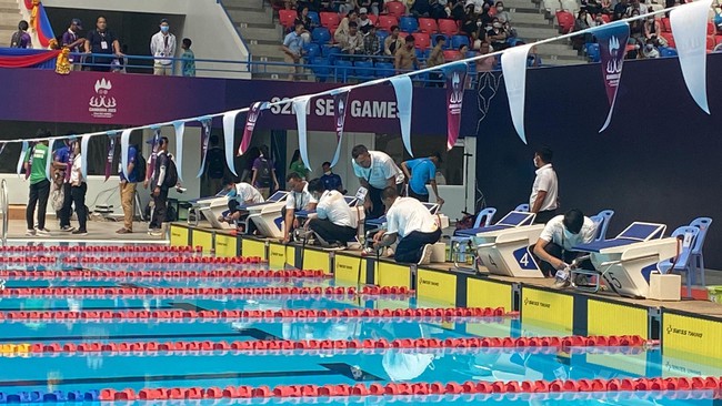 Sự cố hy hữu tại SEA Games 32: VĐV Philippines một mình một bể, bơi riêng cực vip - Ảnh 1.