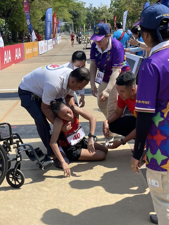 Nữ VĐV Việt Nam nỗ lực tới ngất xỉu khi về đích do sốc nhiệt ở SEA Games, CĐV cảm phục ý chí không bỏ cuộc - Ảnh 2.