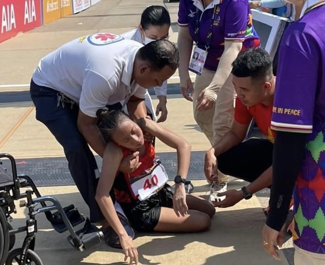 VĐV marathon Việt Nam ngất xỉu, phải thở oxy vì sốc nhiệt ở SEA Games 32 - Ảnh 1.