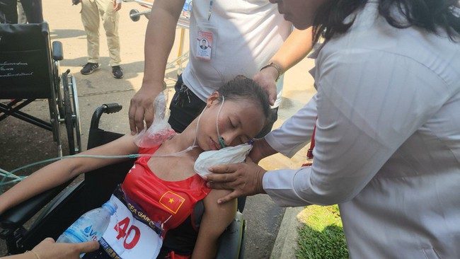 VĐV marathon Việt Nam ngất xỉu, phải thở oxy vì sốc nhiệt ở SEA Games 32 - Ảnh 2.