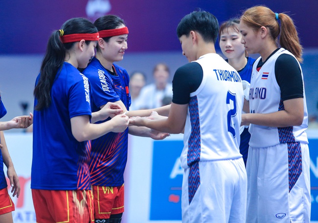 Chị em Thảo My, Thảo Vy vỡ òa cảm xúc khi bóng rổ Việt Nam tạo địa chấn trước Thái Lan, trả món nợ từ SEA Games 31 - Ảnh 3.