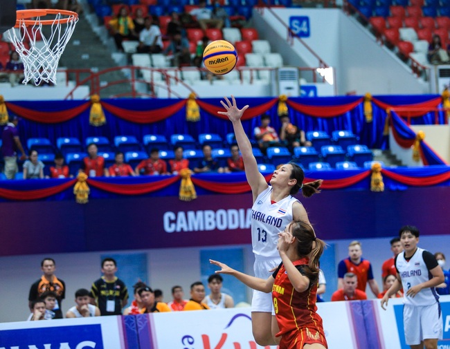 Chị em Thảo My, Thảo Vy vỡ òa cảm xúc khi bóng rổ Việt Nam tạo địa chấn trước Thái Lan, trả món nợ từ SEA Games 31 - Ảnh 9.