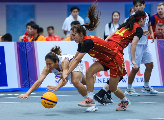 Chị em Thảo My, Thảo Vy vỡ òa cảm xúc khi bóng rổ Việt Nam tạo địa chấn trước Thái Lan, trả món nợ từ SEA Games 31 - Ảnh 7.