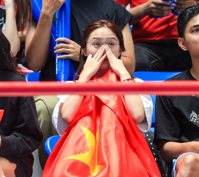 Hot tiktoker Hà 'mã tấu' cổ vũ cực sung, nhảy lên ăn mừng khi đội tuyển bóng rổ nữ Việt Nam thắng Thái Lan - Ảnh 4.