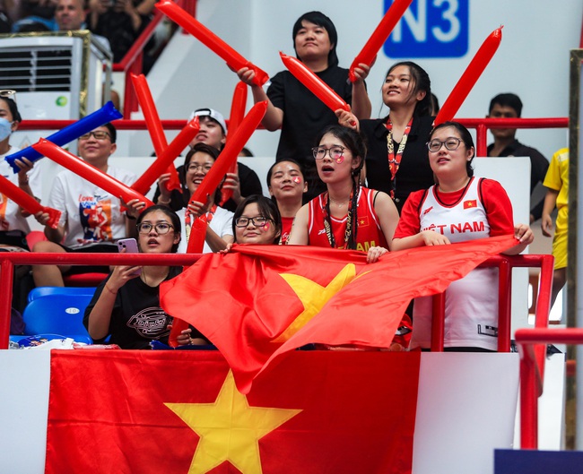 Hot tiktoker Hà 'mã tấu' cổ vũ cực sung, nhảy lên ăn mừng khi đội tuyển bóng rổ nữ Việt Nam thắng Thái Lan - Ảnh 10.