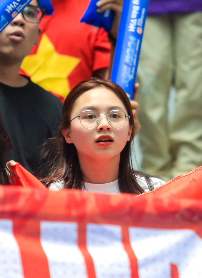 Hot tiktoker Hà 'mã tấu' cổ vũ cực sung, nhảy lên ăn mừng khi đội tuyển bóng rổ nữ Việt Nam thắng Thái Lan - Ảnh 3.