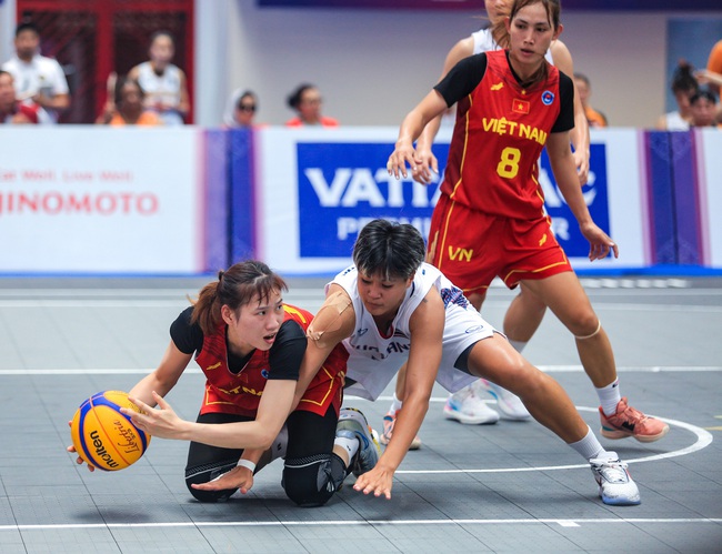 Chị em Thảo My, Thảo Vy vỡ òa cảm xúc khi bóng rổ Việt Nam tạo địa chấn trước Thái Lan, trả món nợ từ SEA Games 31 - Ảnh 8.