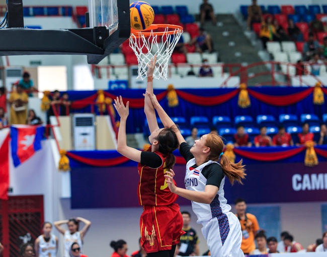 Chị em Thảo My, Thảo Vy vỡ òa cảm xúc khi bóng rổ Việt Nam tạo địa chấn trước Thái Lan, trả món nợ từ SEA Games 31 - Ảnh 10.
