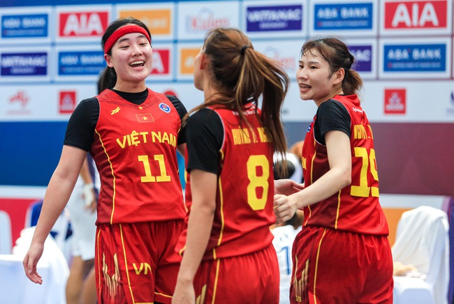 Chị em Thảo My, Thảo Vy vỡ òa cảm xúc khi bóng rổ Việt Nam tạo địa chấn trước Thái Lan, trả món nợ từ SEA Games 31 - Ảnh 1.