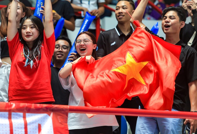 Hot tiktoker Hà 'mã tấu' cổ vũ cực sung, nhảy lên ăn mừng khi đội tuyển bóng rổ nữ Việt Nam thắng Thái Lan - Ảnh 6.