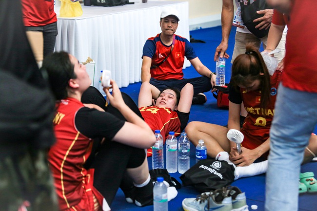 Chị em Thảo My, Thảo Vy vỡ òa cảm xúc khi bóng rổ Việt Nam tạo địa chấn trước Thái Lan, trả món nợ từ SEA Games 31 - Ảnh 12.
