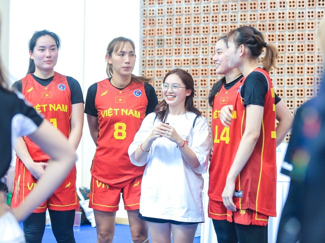 Hot tiktoker Hà 'mã tấu' cổ vũ cực sung, nhảy lên ăn mừng khi đội tuyển bóng rổ nữ Việt Nam thắng Thái Lan - Ảnh 9.