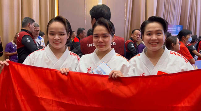 Việt Nam giành HCV Karate đồng đội nữ ở SEA Games 32