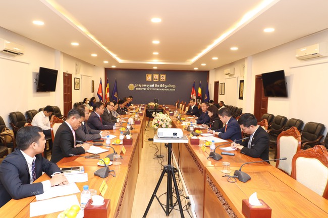 Bộ trưởng Nguyễn Văn Hùng: Văn hóa là sợi dây gắn kết tình hữu nghị Việt Nam - Campuchia - Ảnh 2.