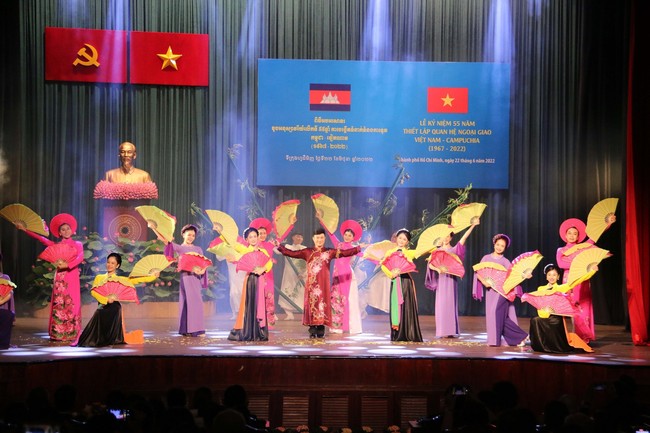 Bộ trưởng Nguyễn Văn Hùng: Văn hóa là sợi dây gắn kết tình hữu nghị Việt Nam - Campuchia - Ảnh 3.