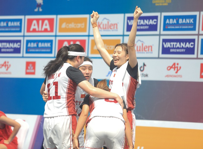 VĐV Việt kiều ăn mừng sung sướng khi giúp tuyển bóng rổ nữ ngược dòng ngoạn mục, chạm một tay vào tấm HCV lịch sử - Ảnh 3.