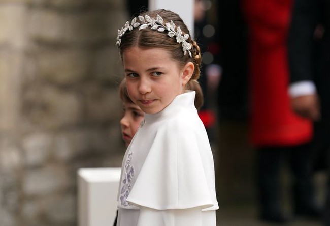 Công nương Kate nhận 10 điểm khéo léo khi cùng con gái phá vỡ truyền thống, đeo vương miện có ý nghĩa đặc biệt trong Lễ đăng quang của Vua Charles III - Ảnh 3.