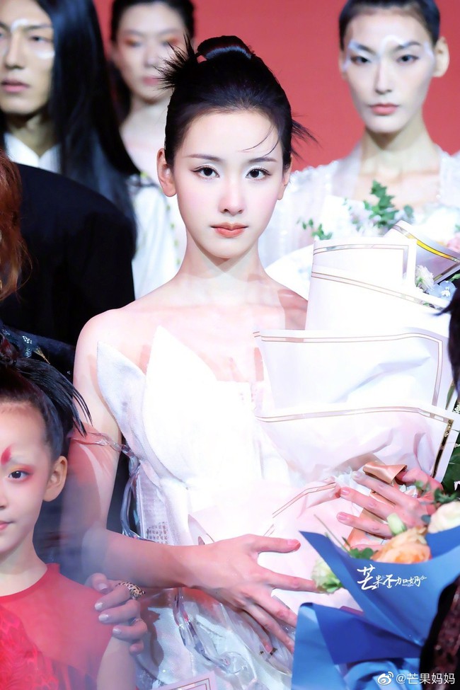“Ác nữ đẹp nhất Trung Quốc” Trần Đô Linh tiến thẳng vào showbiz nhờ 1 tấm ảnh chứng minh thư, vừa ra mắt đã sánh đôi cùng Dương Dương - Ảnh 7.
