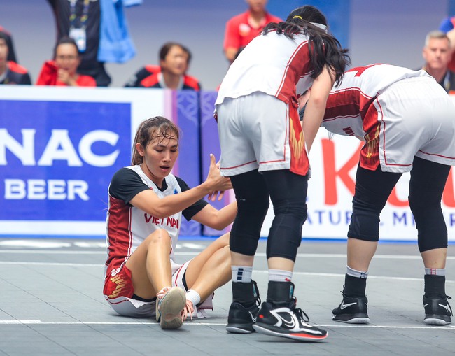 Nữ tuyển thủ bóng rổ Việt Nam chấn thương vẫn quyết giành Huy chương vàng SEA Games 32 - Ảnh 2.