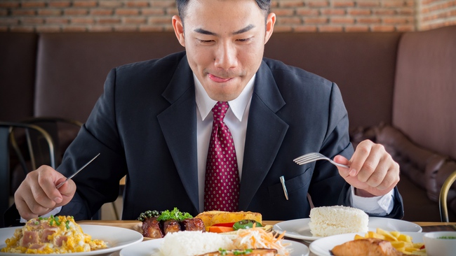 Một kiểu ăn gây kiệt quệ cả thể chất lẫn tinh thần – Đáng buồn là nhiều người trẻ mắc phải, đặc biệt là dân văn phòng - Ảnh 3. Một kiểu ăn gây kiệt quệ cả thể chất lẫn tinh thần – Đáng buồn là nhiều người trẻ mắc phải, đặc biệt là dân văn phòng - Ảnh 3.