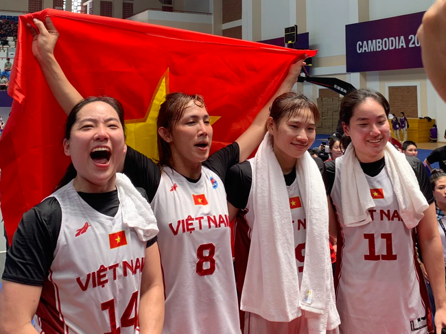 VĐV Việt kiều ôm bố khóc, gọi điện cho mẹ ở Mỹ ăn mừng khi tuyển bóng bổ nữ Việt Nam giành HCV SEA Games 32 - Ảnh 2.