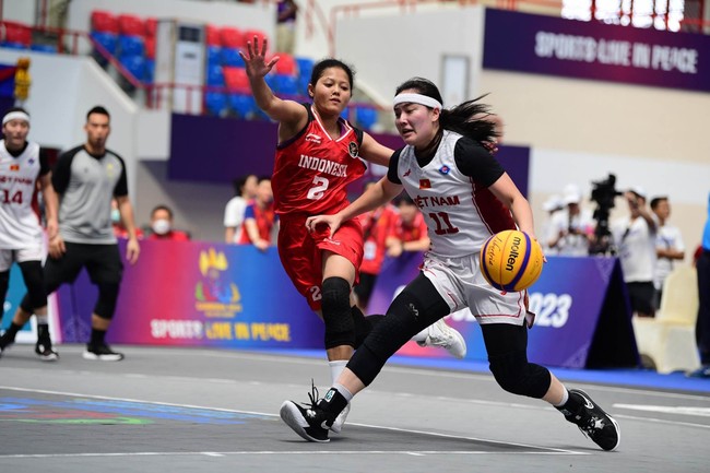 Chị em họ Trương tỏa sáng, ĐT bóng rổ nữ Việt Nam làm nên lịch sử tiến vào chung kết SEA Games 32 - Ảnh 2.