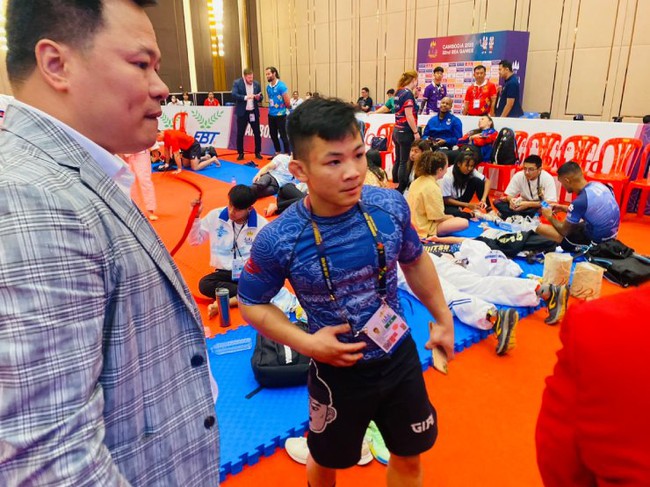 Đào Hồng Sơn òa khóc khi bảo vệ thành công HCV SEA Games 32 môn Jujitsu - Ảnh 2.