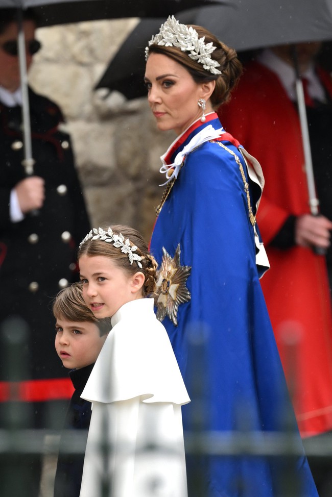 Công nương Kate nhận 10 điểm khéo léo khi cùng con gái phá vỡ truyền thống, đeo vương miện có ý nghĩa đặc biệt trong Lễ đăng quang của Vua Charles III - Ảnh 4.