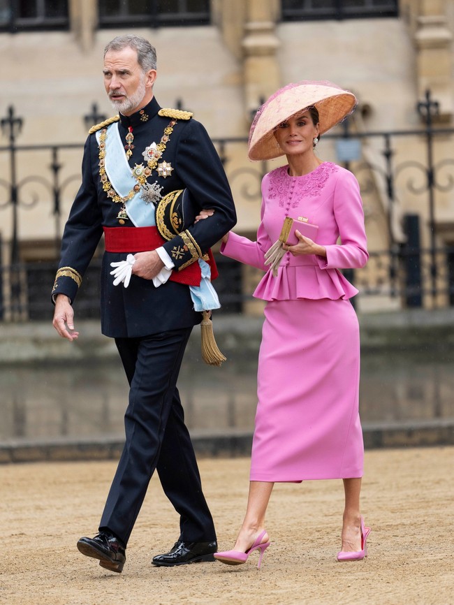 15 bộ trang phục đẹp nhất Lễ đăng quang của Vua Charles III: Nhà Kate đứng đầu, các khách mời chuộng đồ may riêng với tông nổi đề cao nét cổ điển - Ảnh 4.