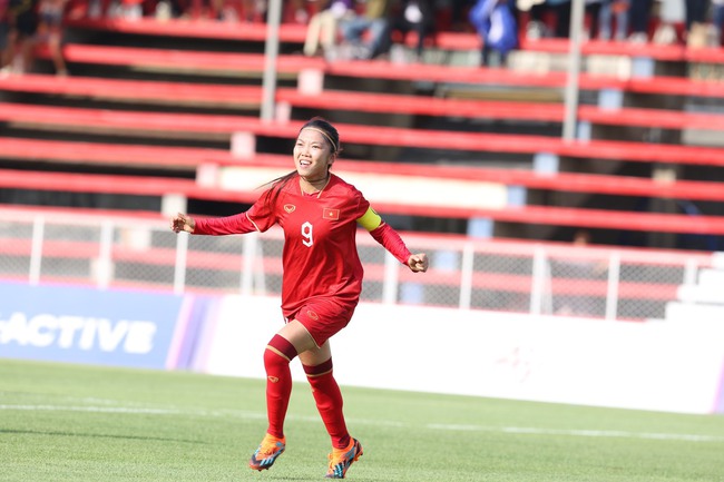 Huỳnh Như ghi bàn trong chiến thắng 3-1 của tuyển nữ Việt Nam trước Myanmar ở SEA Games 32