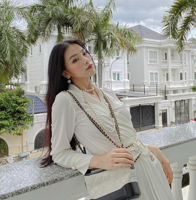 Hoa hậu Việt có 2 cơ ngơi ở tuổi 28: Penthouse sang xịn chưa choáng bằng toàn cảnh biệt thự tại khu nhà giàu  - Ảnh 3.