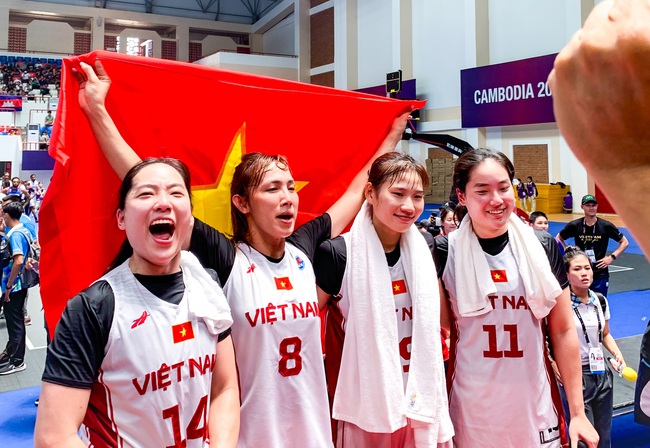 ĐT bóng rổ nữ Việt Nam khép lại hành trình lịch sử tại SEA Games 32: Trương Twins nhanh chóng trở về Mỹ chịu tang bà ngoại - Ảnh 2.