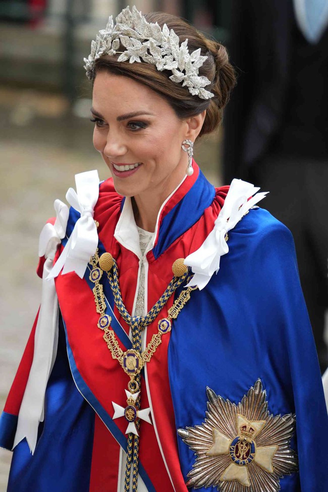 Công nương Kate nhận 10 điểm khéo léo khi cùng con gái phá vỡ truyền thống, đeo vương miện có ý nghĩa đặc biệt trong Lễ đăng quang của Vua Charles III - Ảnh 2.