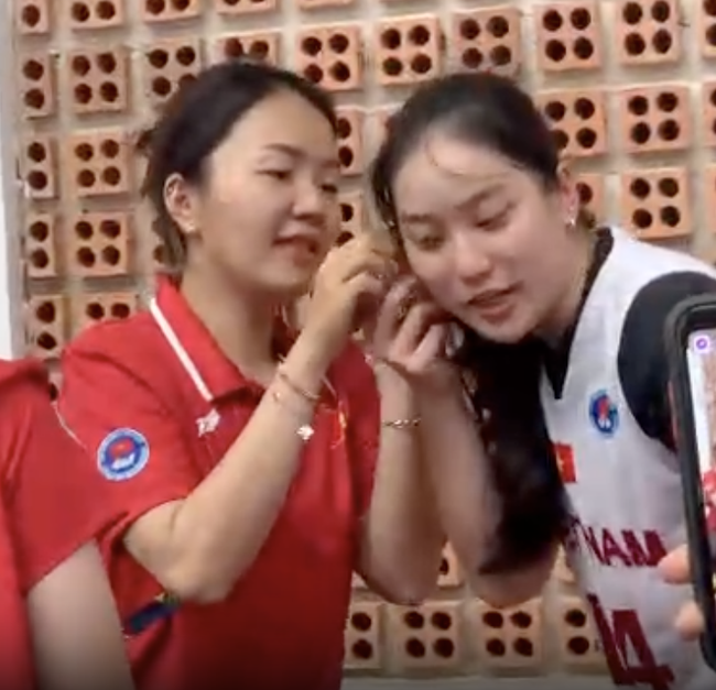 Niềm hạnh phúc giản đơn của ĐT bóng rổ nữ Việt Nam: Vui mừng vì được thưởng trà sữa, thoa son, đeo khuyên tai lên nhận huy chương vàng SEA Games 32 - Ảnh 4.