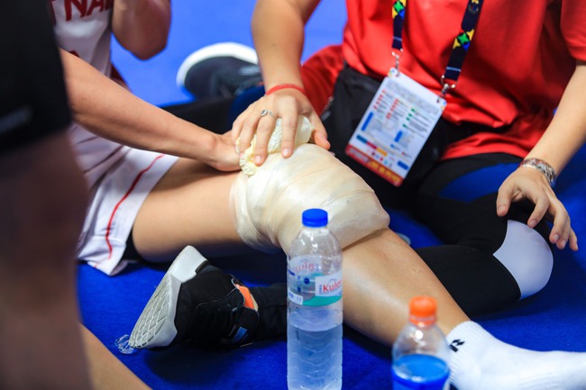 Nữ VĐV bóng rổ Việt Nam cắn răng thi đấu tại SEA Games dù chấn thương, tạo ra thành tích nức lòng người hâm mộ - Ảnh 4.