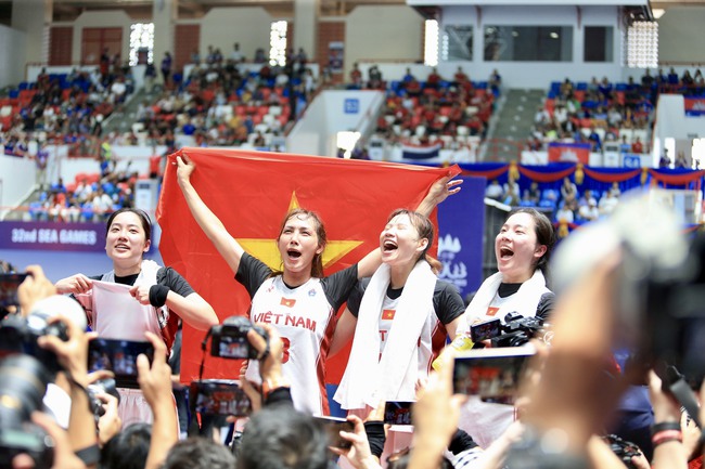 SEA Games 32: Báo Philippines tâm phục khẩu phục, hết lời khen ngợi HCV lịch sử của bóng rổ Việt Nam - Ảnh 1.