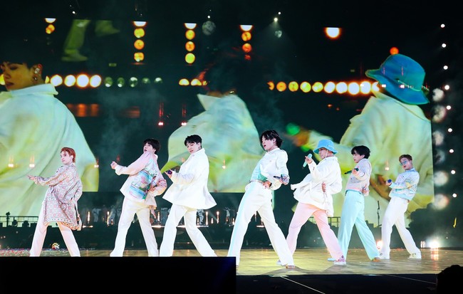Giá vé concert K-pop tăng chóng mặt khiến fan bất bình - Ảnh 4.